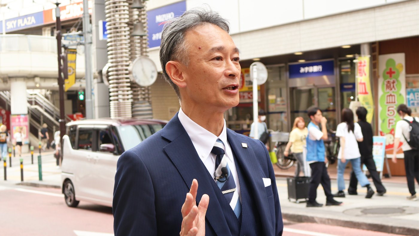 隠れスポットについて街なかで取材班に説明する和田洋FP