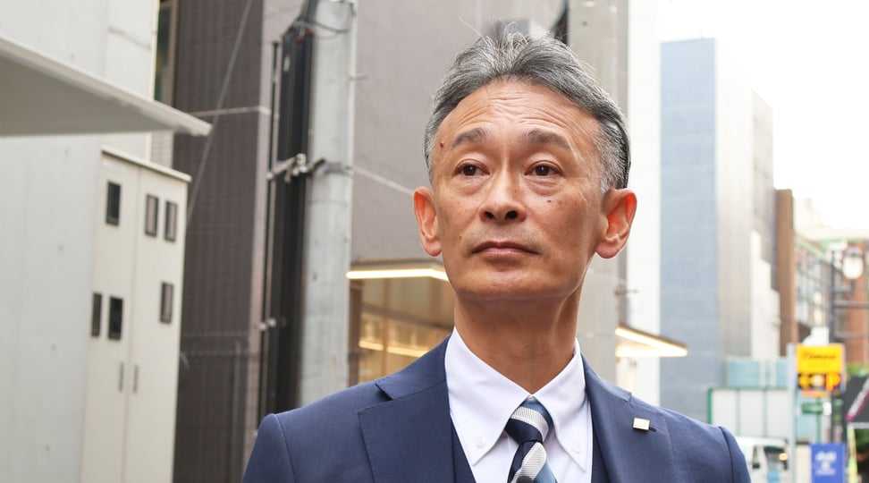 遠くを見つめる和田洋FPの写真