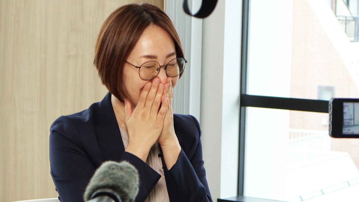 自身のエピソードに、はにかんだ表情を見せ、口元を覆う島野友加里FP