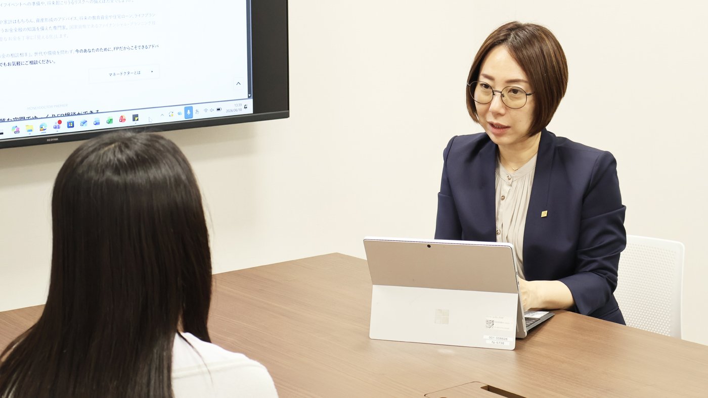 お客様と不安の原因を整理しながらライフプランを考える島野友加里ＦＰ