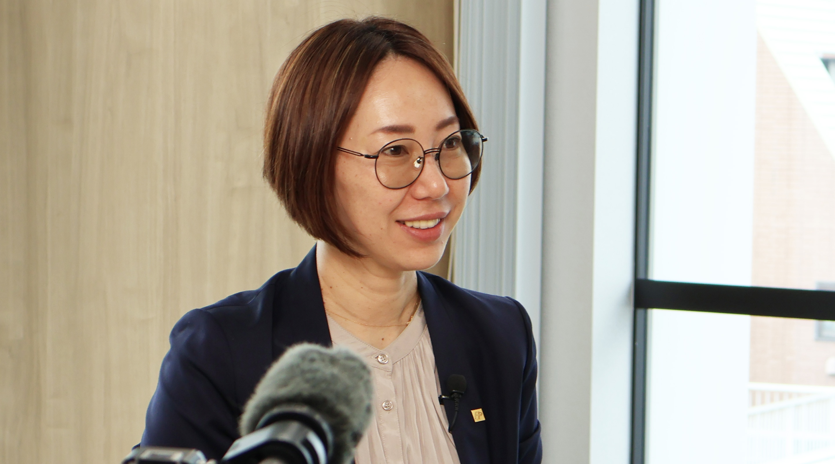 笑顔でインタビューに答える島野友加里FP