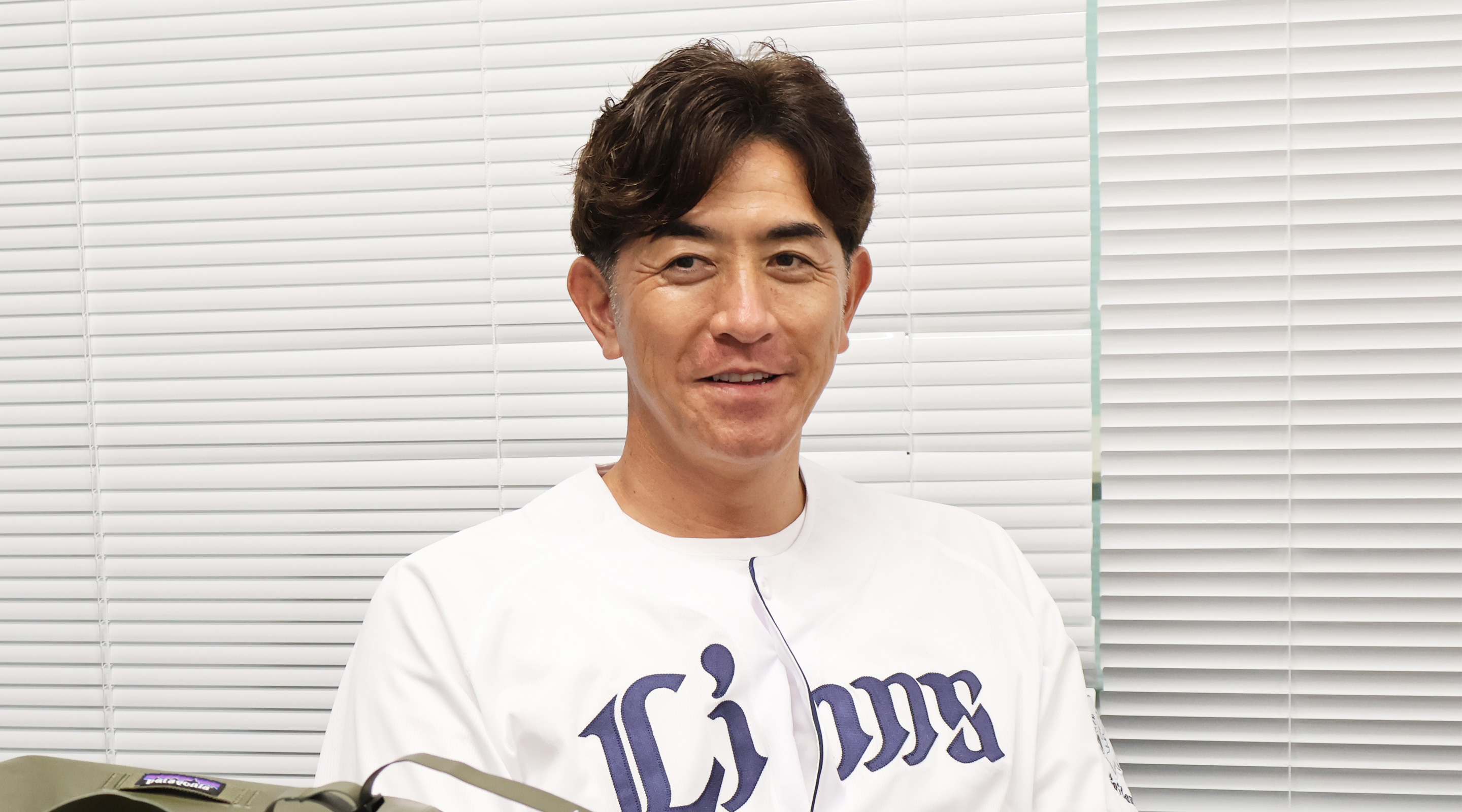 ライオンズユニフォーム姿のGG佐藤さん
